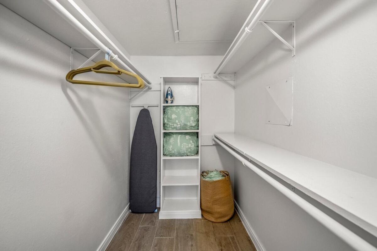 Towne Plaza #111 In The Galleria Area Apartment