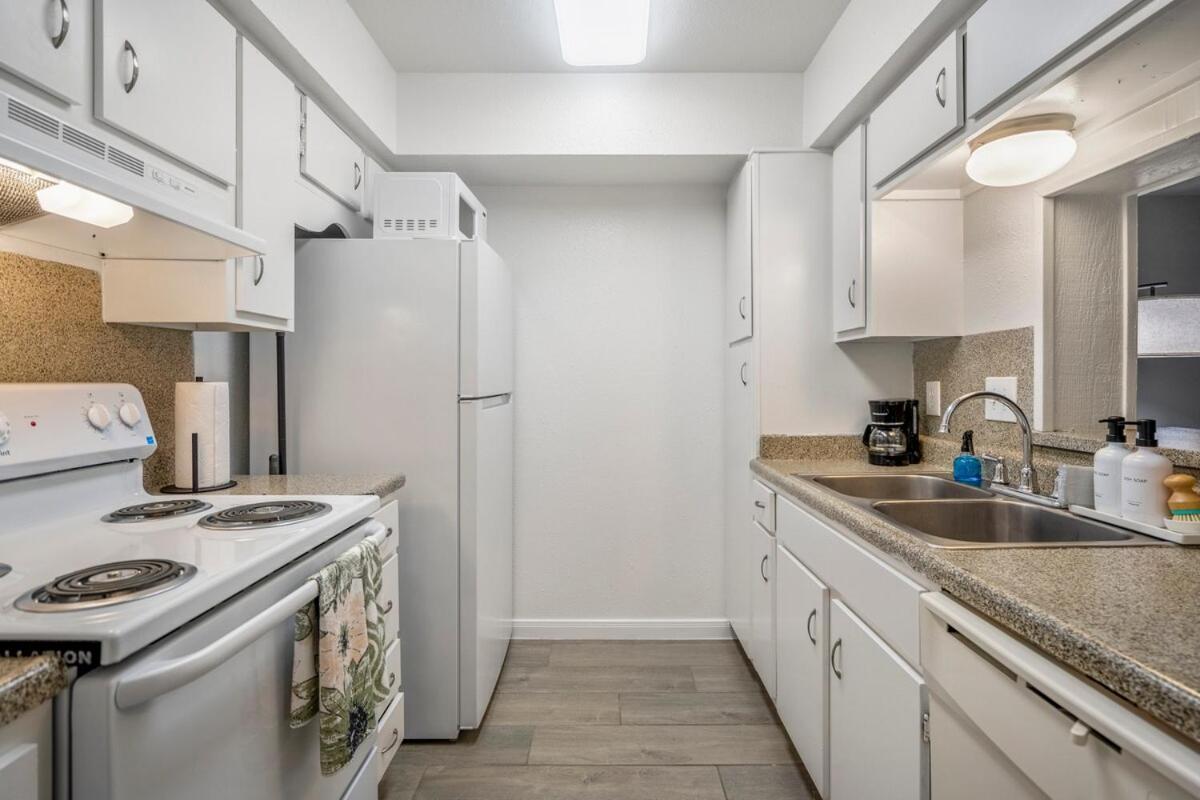 Towne Plaza #111 In The Galleria Area Apartment