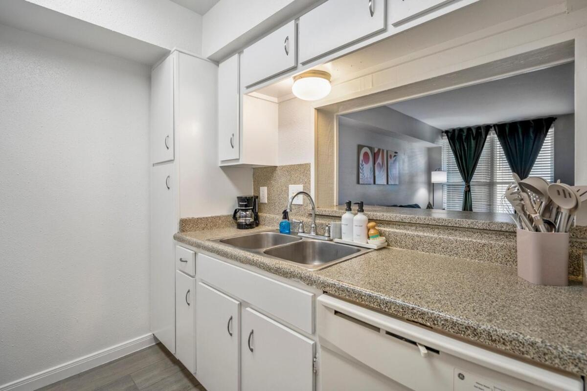 Towne Plaza #111 In The Galleria Area Houston