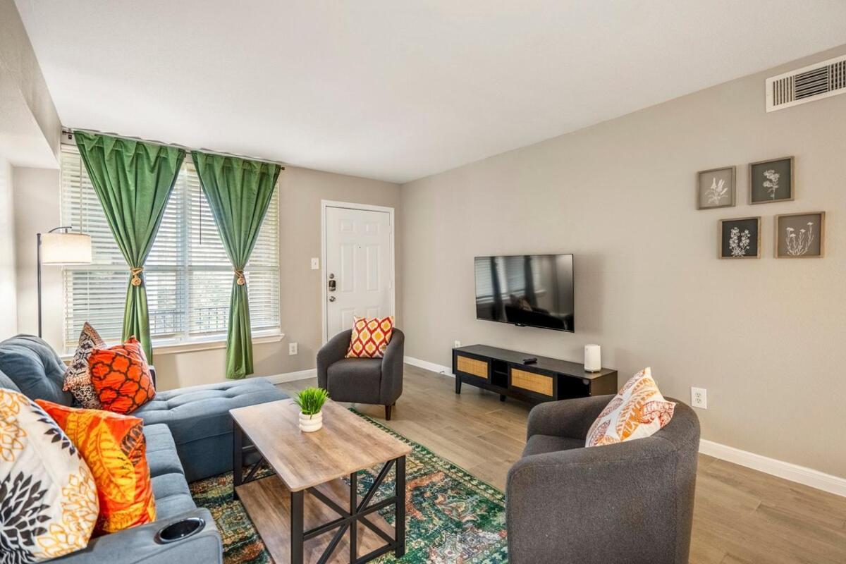 Towne Plaza #111 In The Galleria Area Apartment