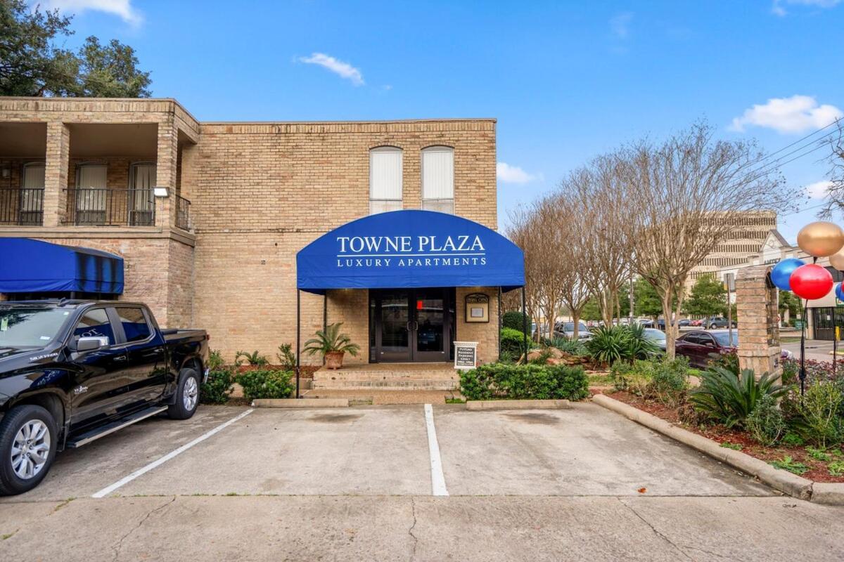 Towne Plaza #111 In The Galleria Area