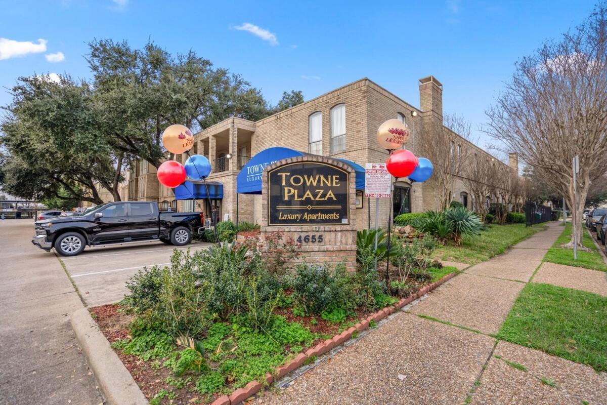 Towne Plaza #111 In The Galleria Area Apartment