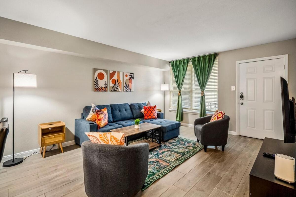 Towne Plaza #111 In The Galleria Area Apartment *