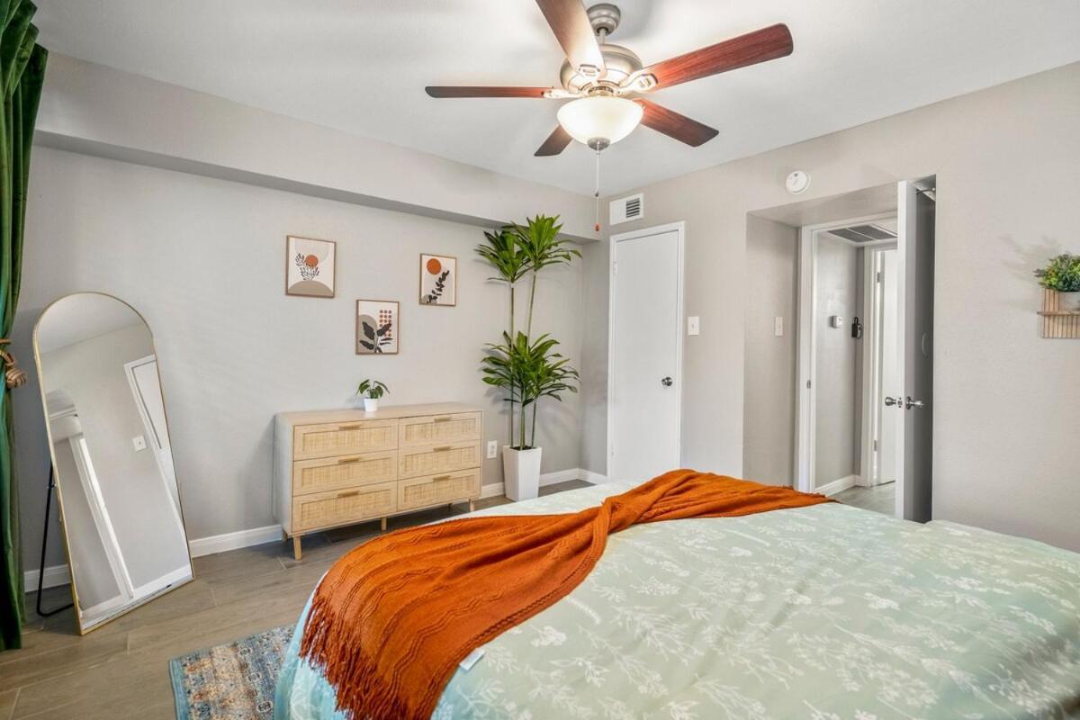 Towne Plaza #111 In The Galleria Area Apartment