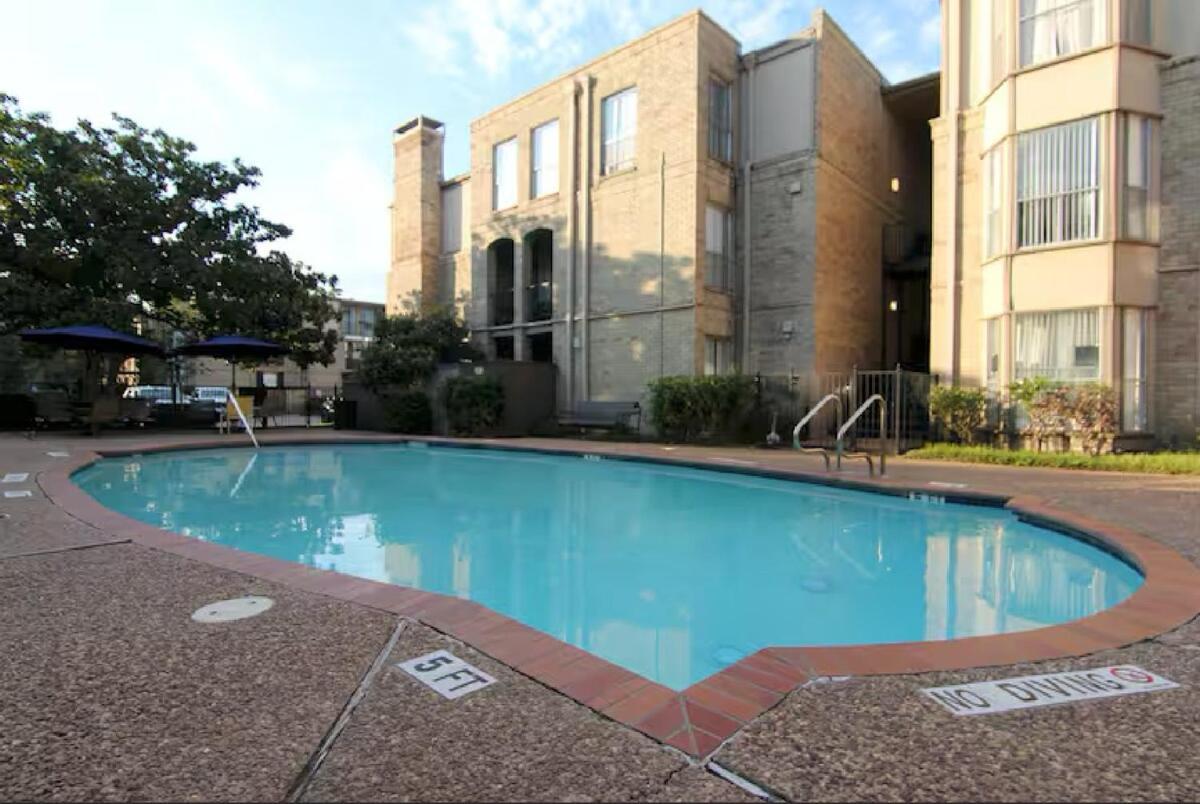 Towne Plaza #111 In The Galleria Area